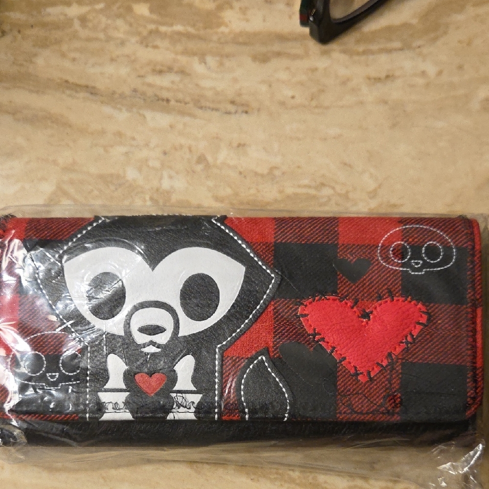Black and Red Women's Wallet with Heart Design